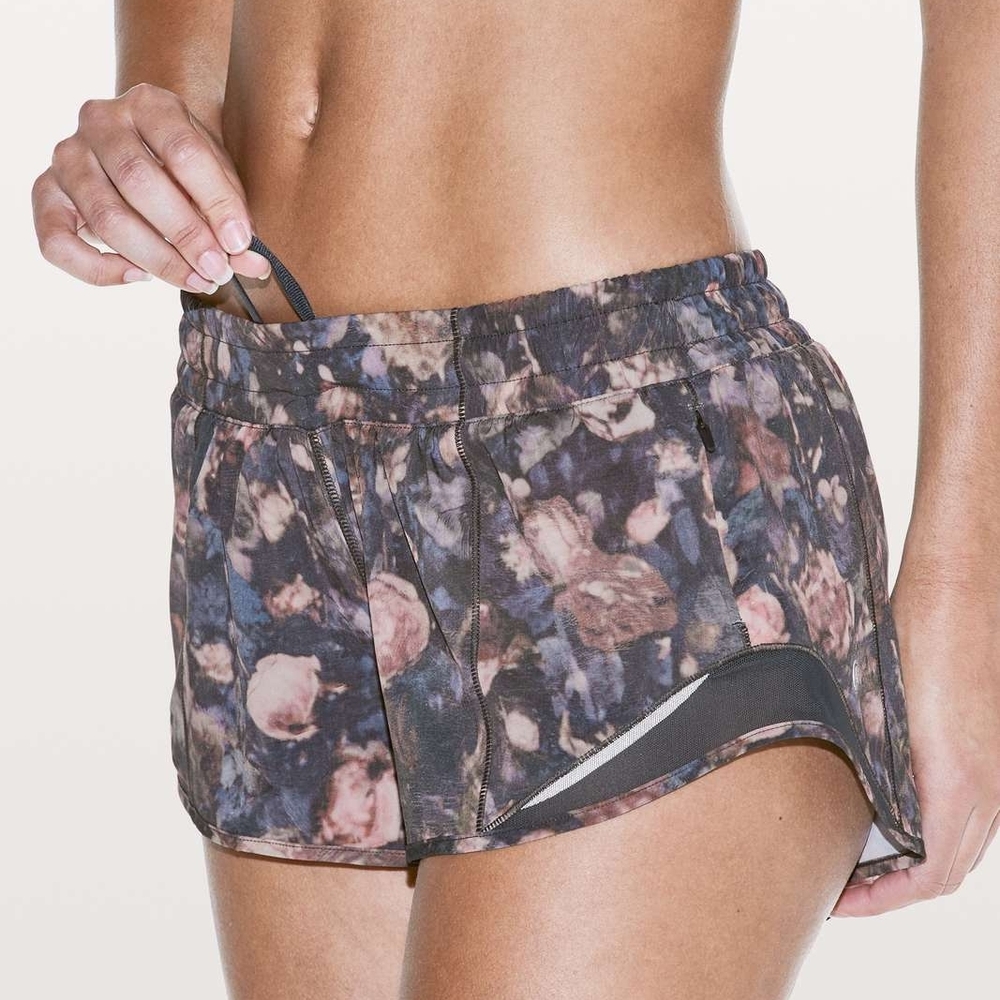 Lululemon Hotty Hot Short II *2.5" Frosted Rose Multi / Melanite